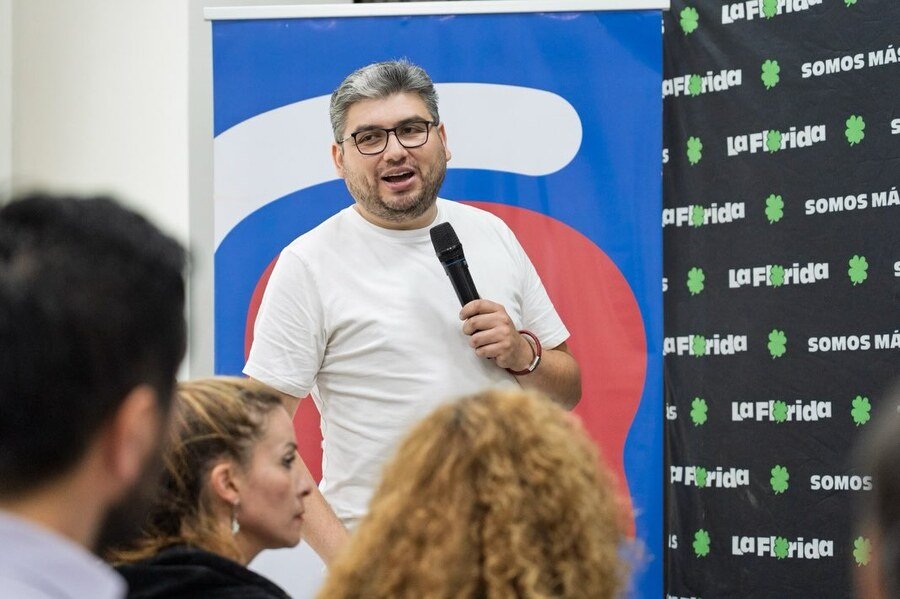 Joan Manuel Durán junto a participantes